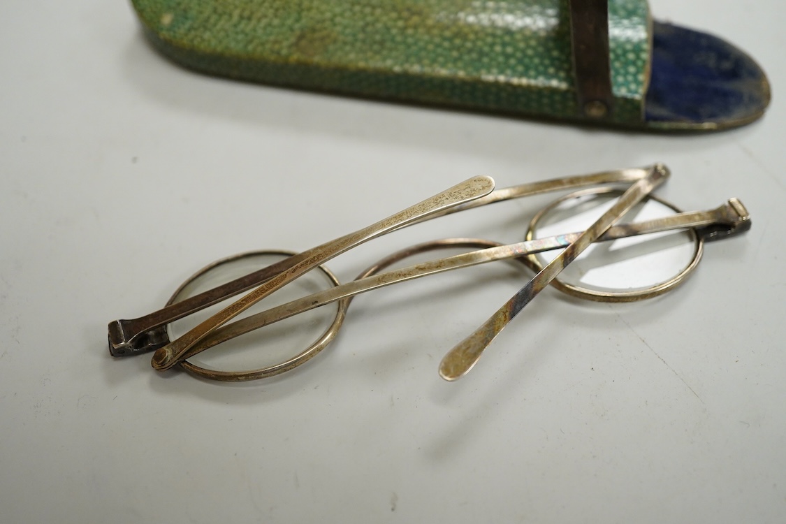 A pair of Wellsworth safety goggles with mesh sides, a pair of green tinted safety goggles with mesh sides, cased, and a pair of mesh wire sided safety spectacles with green tinted lenses (3)
